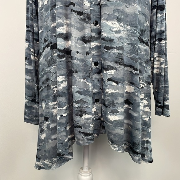 LOGO by Lori Goldstein Blue/Gray/White Camo Button Down Cardigan/Top. Size 1X - Picture 3 of 12